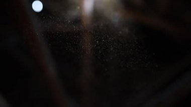 Kara Arkaplanda Yavaş Çekimde Alevli Yüzen Toz Parçacıkları