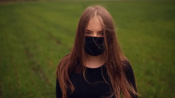 風になびく保護マスクの髪の女性パンデミックcovid-19コロナウイルス — ストック動画
