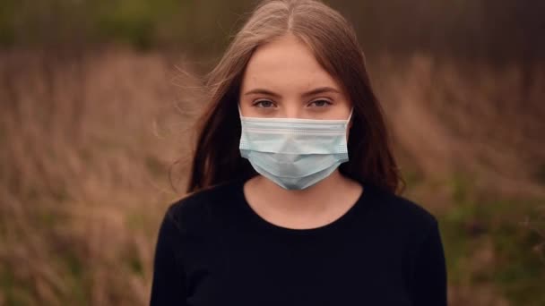 Donna fare il facepalm. una ragazza con una maschera medica ha colpito la mano sulla fronte. — Video Stock