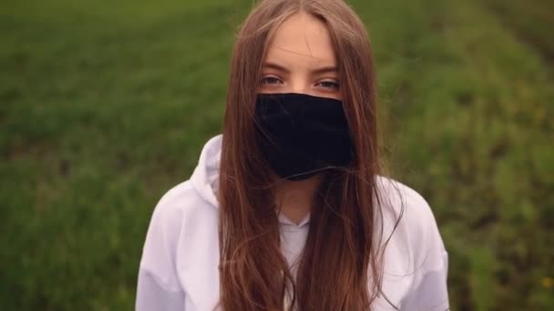 Femme en masque protecteur cheveux flottants dans le vent pandémie covid-19 Coronavirus — Video