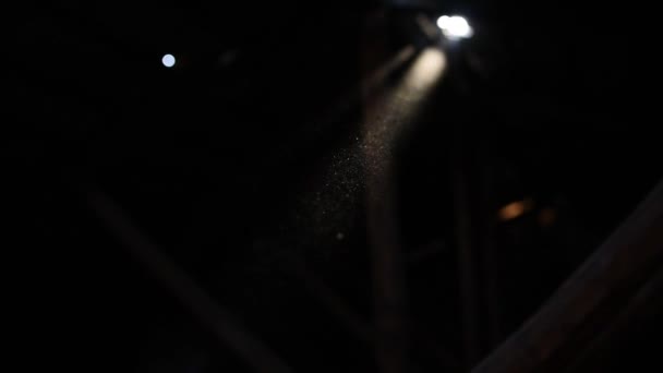 Плавающие частицы пыли с вспышкой на черном фоне в медленном движении — стоковое видео