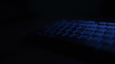 Khmelnytskyi, Ukrayna - 20.10.2020: Mavi Işıkta karanlık gecede bir bilgisayar klavyesi