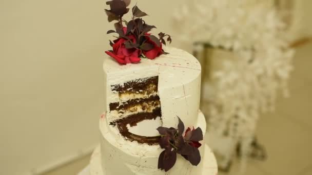 Valentijnsdag viering multi-tiered cake — Stockvideo