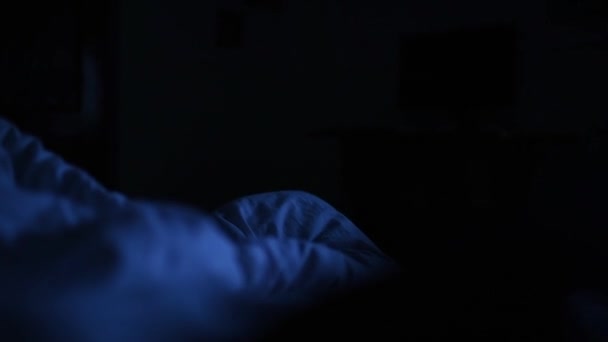 Wohnung innen schattiges Schlafzimmer mit ungemachtem Bett in der Dunkelheit in der Nacht — Stockvideo