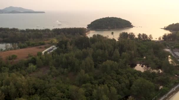 Drone volo sopra la giungla e il mare, città Dopo il tramonto — Video Stock