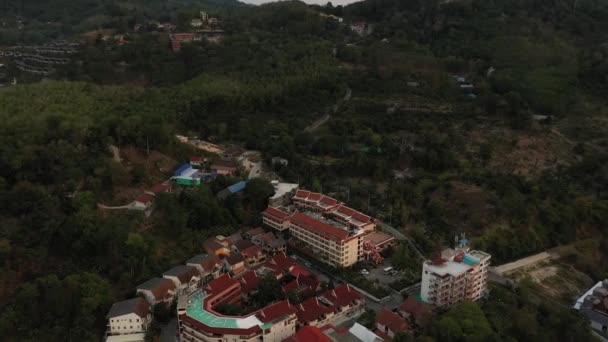 Vuelo del dron sobre la selva y el mar, ciudad después del atardecer — Vídeo de stock