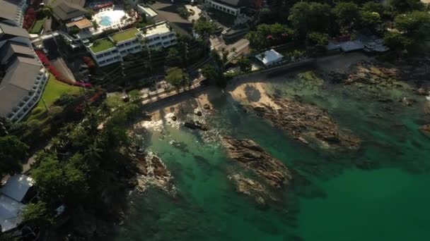 Bovenaanzicht van helder azuurblauwe transparante zee met wit zand — Stockvideo