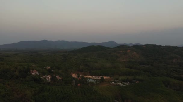 Vuelo del dron sobre la selva y el mar, ciudad después del atardecer — Vídeos de Stock