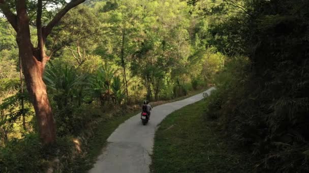 4k top vista aerea turisti Thailandia. Coppia uomo donna in casco in moto giro lungo strada — Video Stock