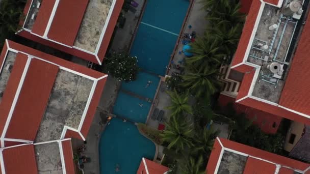 Nad bazénem čistá azurově modrá voda v hotelu Thajsko Phuket — Stock video