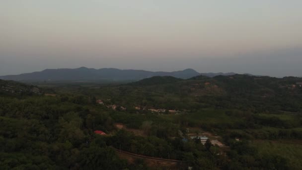 Drohnenflug über Dschungel und Meer, Stadt nach Sonnenuntergang — Stockvideo
