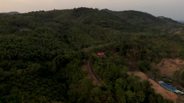 Vuelo del dron sobre la selva y el mar, ciudad después del atardecer — Vídeos de Stock