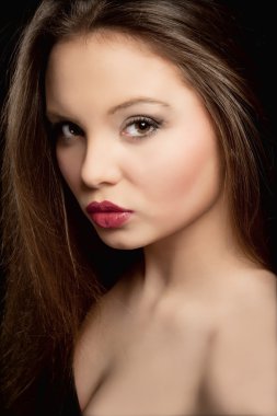 güzel bir genç kız portresi