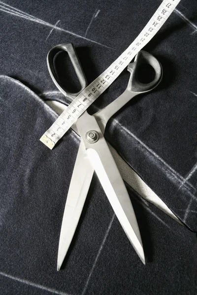 Krawiec narzędzia handlu - nożyczki i taśma miernicza. — Zdjęcie stockowe