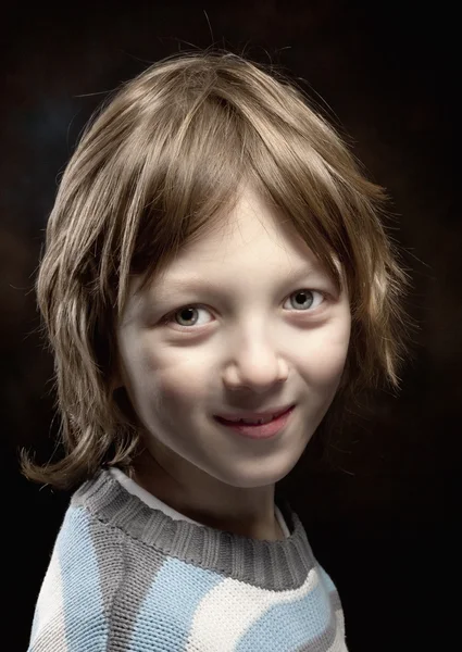 Niño con el pelo rubio buscando — Foto de Stock