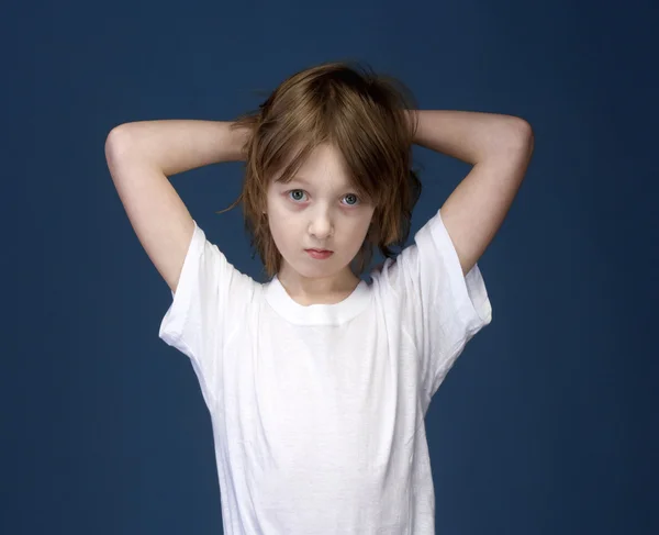 Menino com cabelo loiro Olhando — Fotografia de Stock