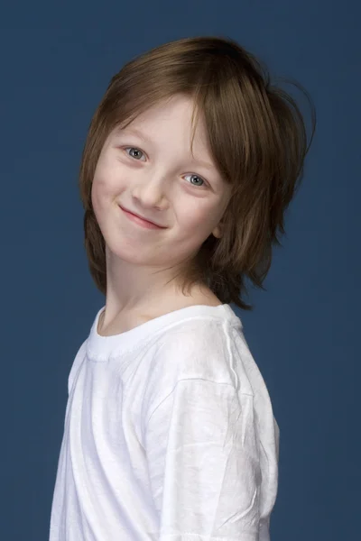 Niño con el pelo rubio sonriendo — Foto de Stock