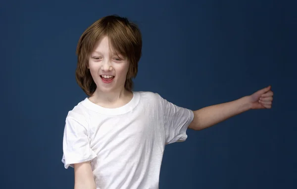 Niño con el pelo rubio sonriendo — Foto de Stock