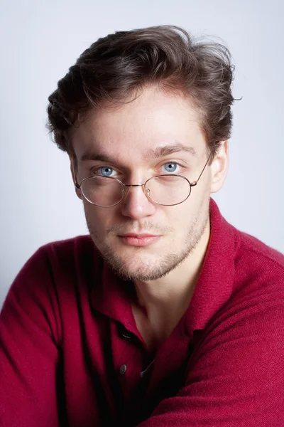 Jeune homme avec des lunettes — Photo