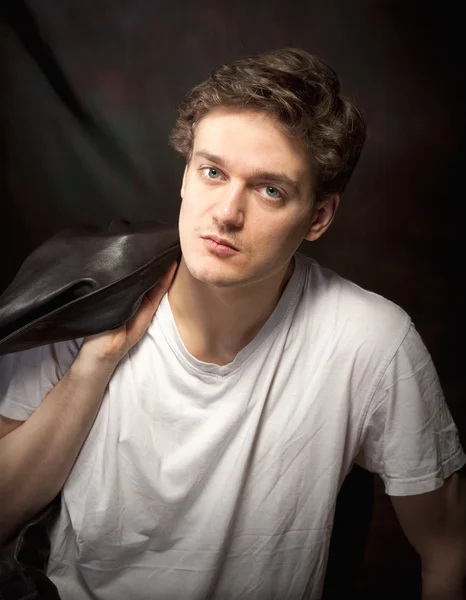 Homem jovem com cabelo castanho . — Fotografia de Stock