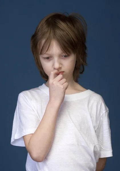 Ragazzo con i capelli biondi Pensando — Foto Stock