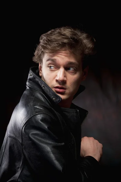 Hombre joven con cabello castaño . — Foto de Stock