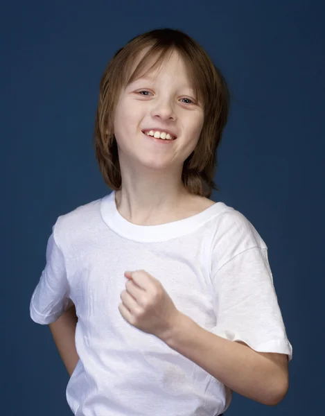 Niño con el pelo rubio sonriendo — Foto de Stock