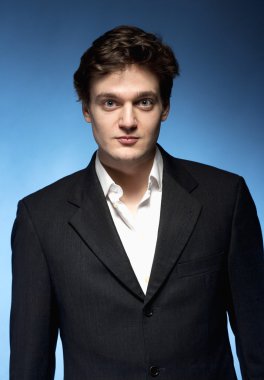 Takım elbiseli genç adam..