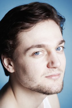 Kahverengi saçlı genç adam.