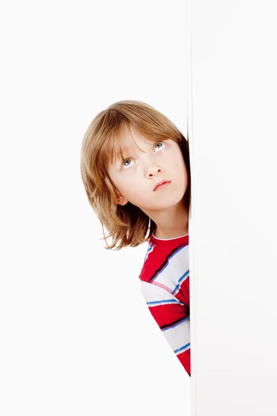 Çocuk gözatma out arkasından bakarken bir beyaz tahta — Stok fotoğraf