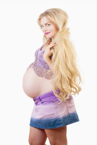 Unga gravid kvinna med långa blonda hår — Stockfoto