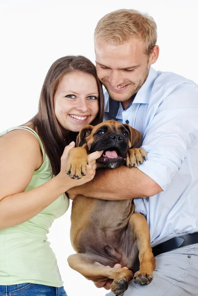 Retrato de una feliz pareja joven con un perro . —  Fotos de Stock