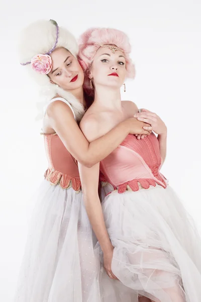 Zwei junge Freundinnen in historischen Kostümen — Stockfoto