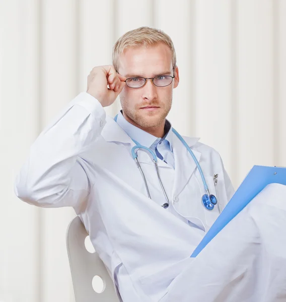 Retrato de um jovem médico com estetoscópio e óculos — Fotografia de Stock