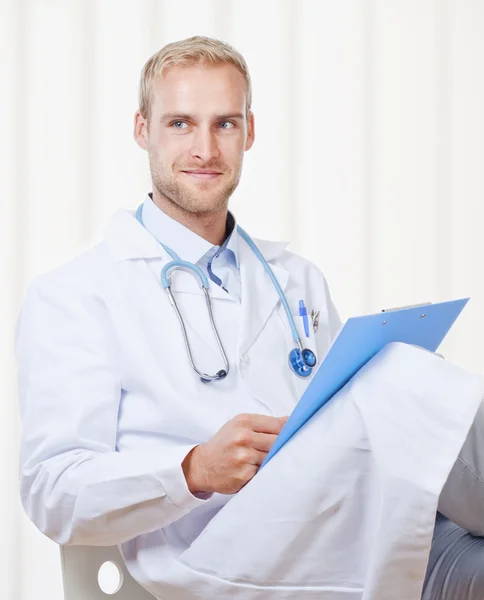 Retrato de un joven médico con estetoscopio — Foto de Stock