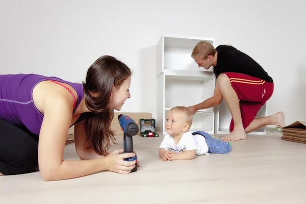 Ung familj med ett barn som flyttar — Stockfoto