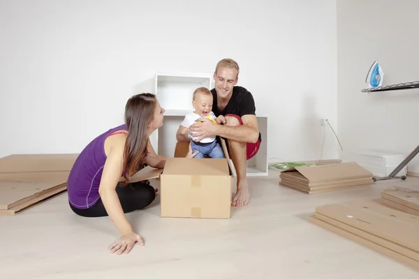 Young Family with a Baby  Moving — Stock Photo, Image