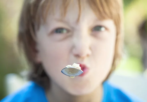 Мальчик ест на открытом воздухе — стоковое фото