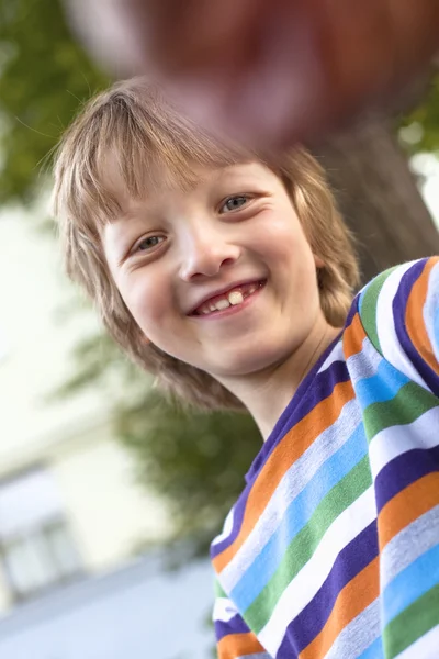 Porträt eines glücklichen Jungen — Stockfoto