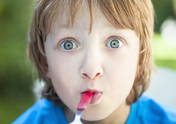 Jongen eten buitenshuis — Stockfoto