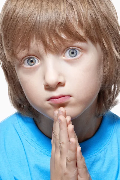 Porträtt av en pojke med blont hår ser — Stockfoto