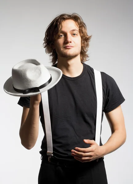 Giovane uomo con i capelli castani in possesso di un cappello bianco — Foto Stock