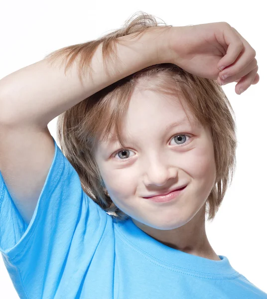 Porträtt av en pojke med blont hår ser — Stockfoto