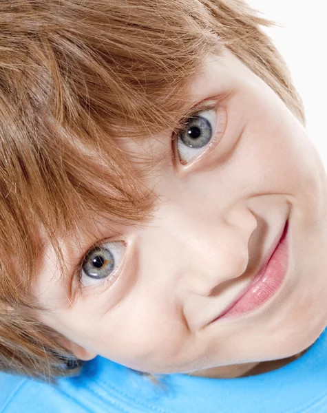 Retrato de um menino com cabelo loiro Olhando — Fotografia de Stock