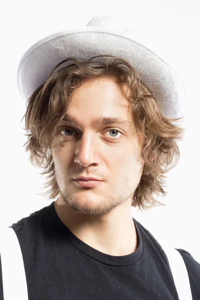 Retrato de um jovem com cabelo castanho e chapéu branco — Fotografia de Stock