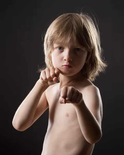 Pojke slående en kämpande pose — Stockfoto