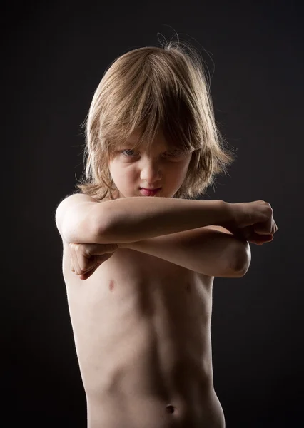 Pojke slående en kämpande pose — Stockfoto