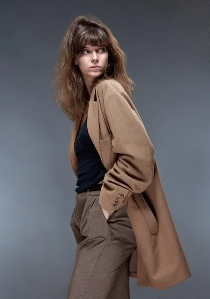 Retrato de una mujer joven con abrigo marrón —  Fotos de Stock