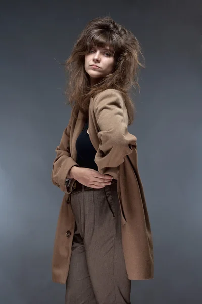 Retrato de una mujer joven con abrigo marrón —  Fotos de Stock