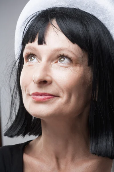 Porträt einer Frau mit schwarzer Perücke — Stockfoto